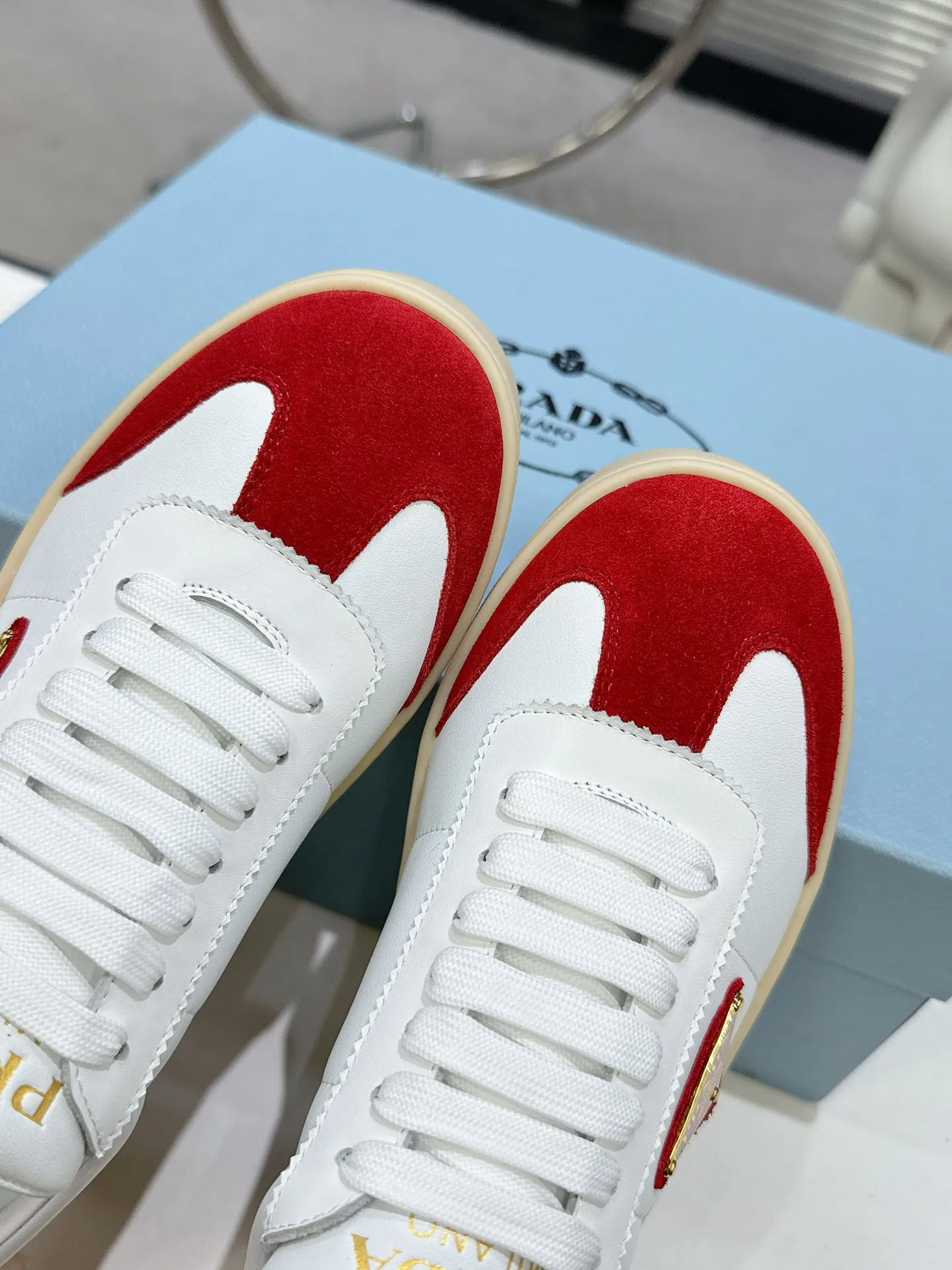 👟👟Ex-factory price 600👟👟 Prada Latest Downtown Bold series Thick-soled Platform Shoes Triangle Logo Casual Sports Shoes White Shoes Original purchase, development and production Downtown Bold sneakers are inspired by the basketball shoes of the 1980s, with sporty design and exquisite details. Crafted from perforated leather, the statement platform sole provides a unique, modern style. The Prada logo is interpreted from different angles, decorated with the iconic enameled triangular metal logo, highlighting the unique classic style. Exquisite packaging at the delivery counter🛍📦 ▪️Fabric: Original custom imported first-layer cowhide ▪️Inner lining: Original imported sheepskin ▪️Outsole: Original open-molded ultra-light foam material ▪️Sole thickness: 4.5CM ▪️Size: Women's 35-40
